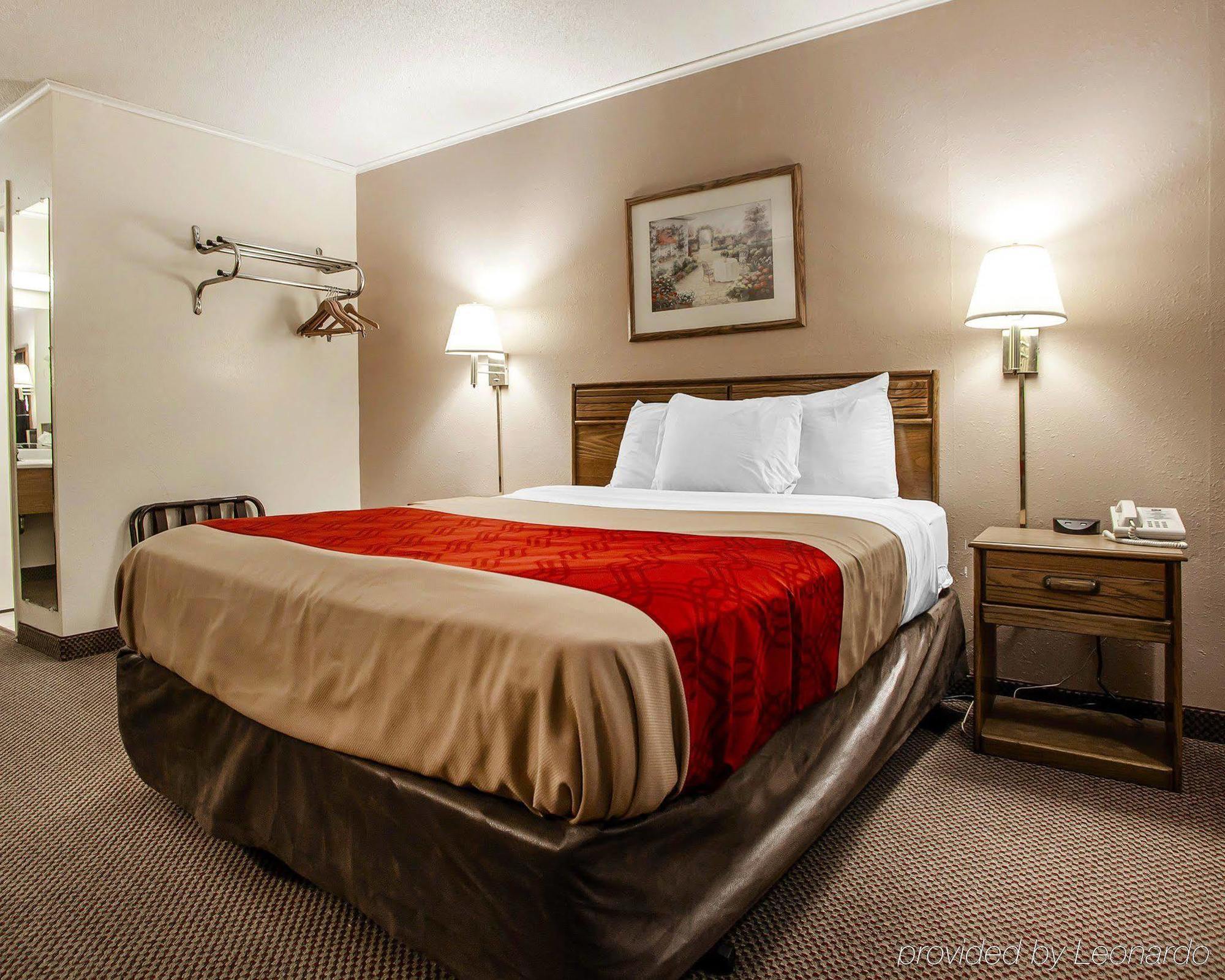 Econo Lodge Inn & Suites Newton Exteriör bild